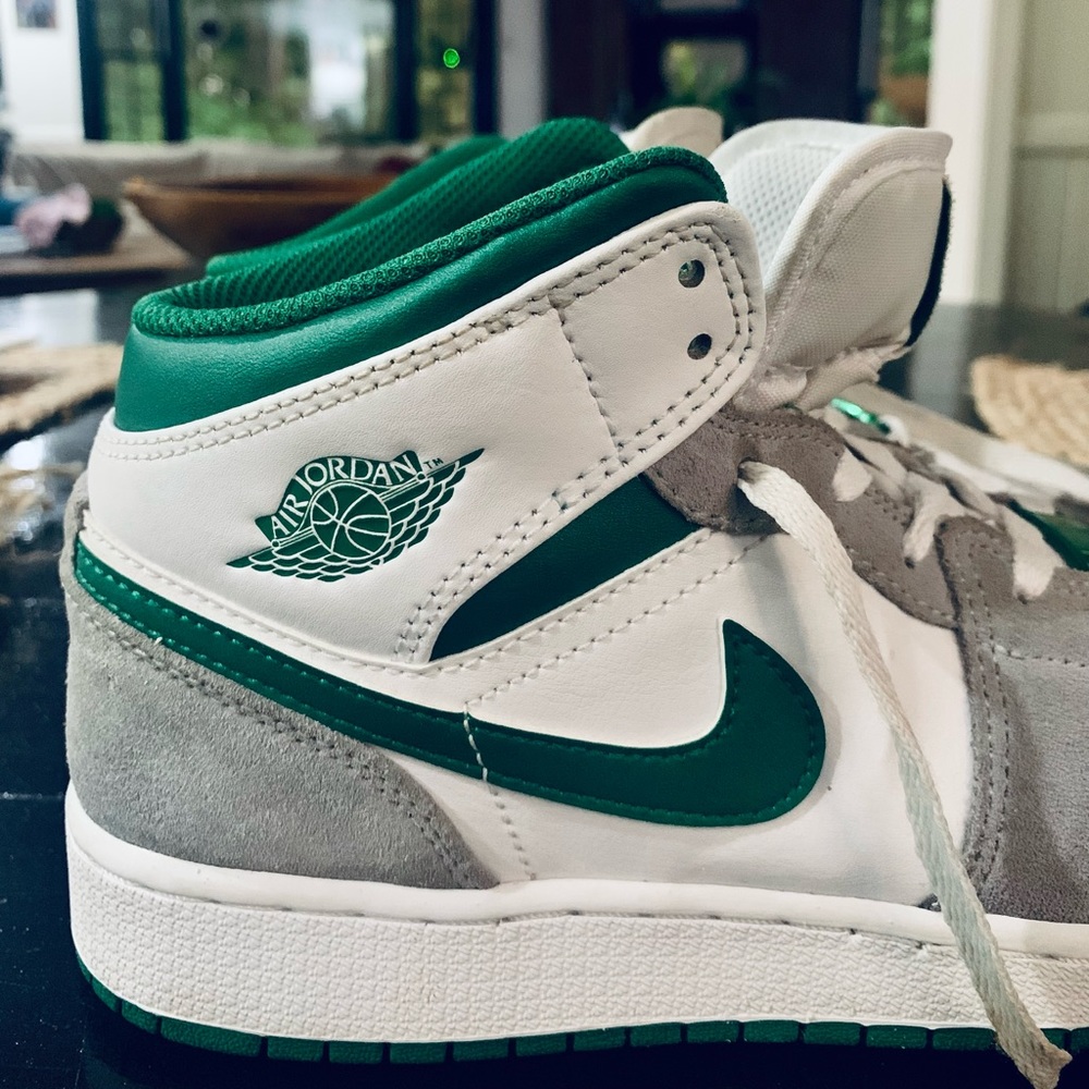 EUC DC7248-103 JORDAN 1 MID SE WHITE/PINE GREEN-LIGHT SMOKE GREY (GS) YOUTH SZ 6